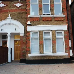 Blythe Park House Homestay London