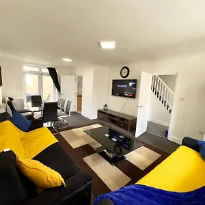 4 Bedrooms House, 3 Bathrooms , Separate Reception, Full Kitchen, Garden, Parking Holiday home London